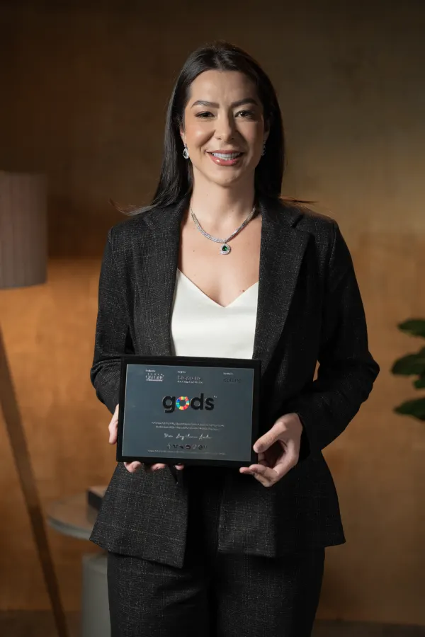 Angelica Avila segurando a placa GODS&reg;