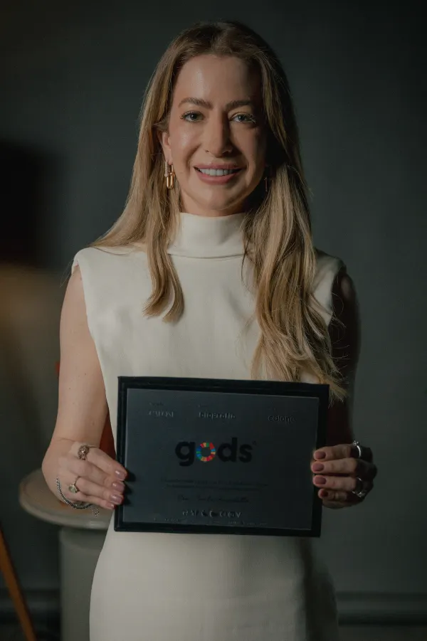 Carla Benedetti segurando a placa GODS&reg;