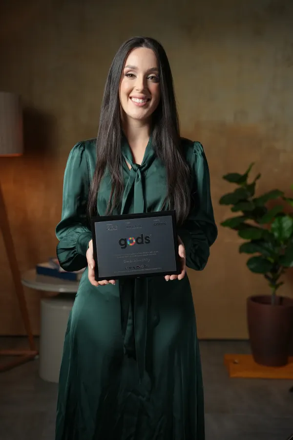 Est&eacute;fani Ortiz segurando a placa GODS&reg;