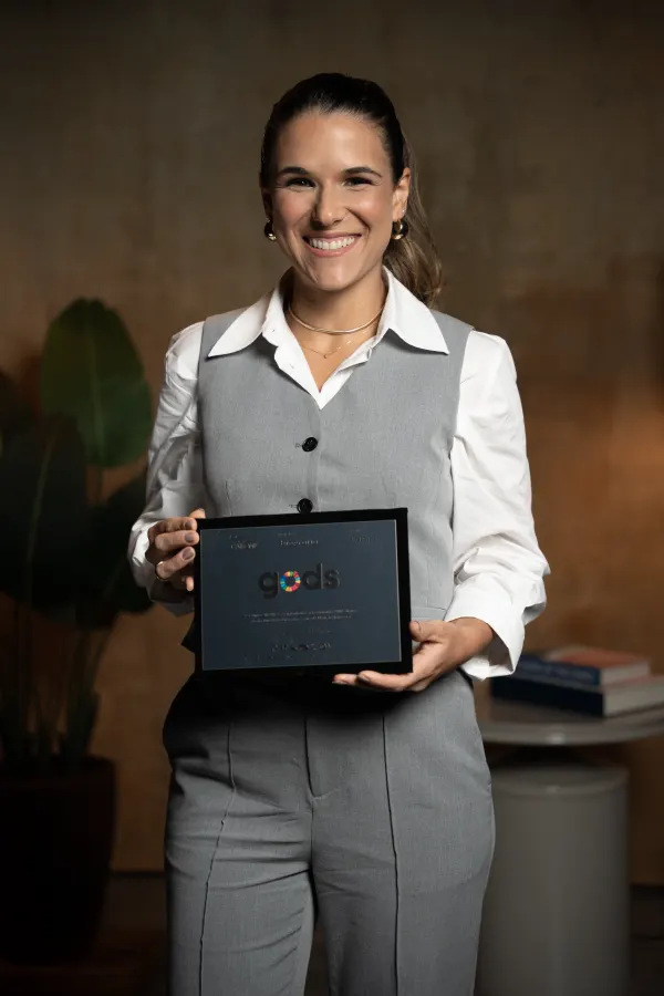 Fernanda Mululo segurando a placa GODS&reg;