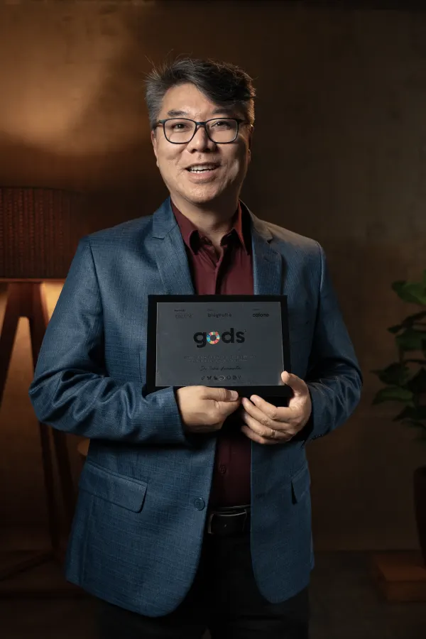 Jo&atilde;o Yamasita segurando a placa GODS&reg;