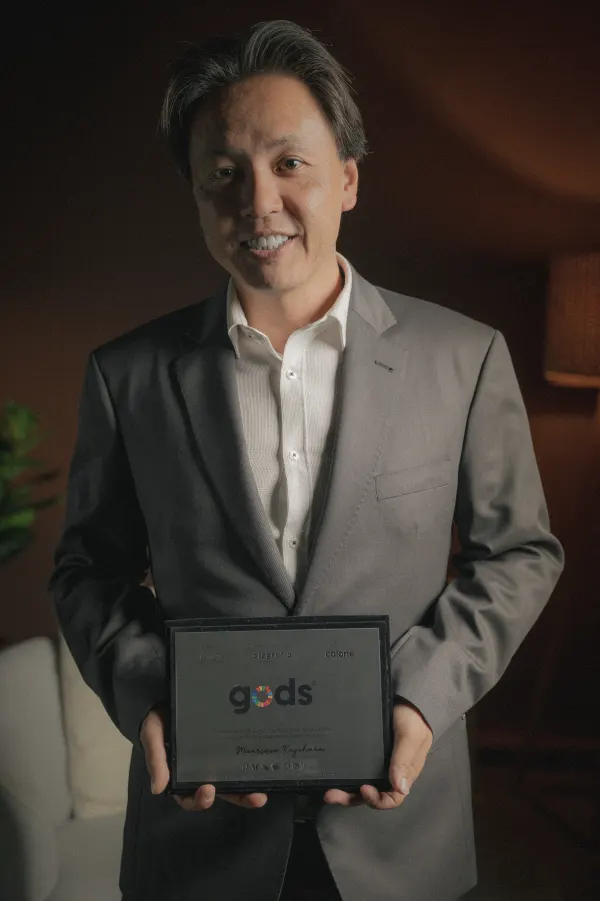 Mauricio Kajihara segurando a placa GODS&reg;