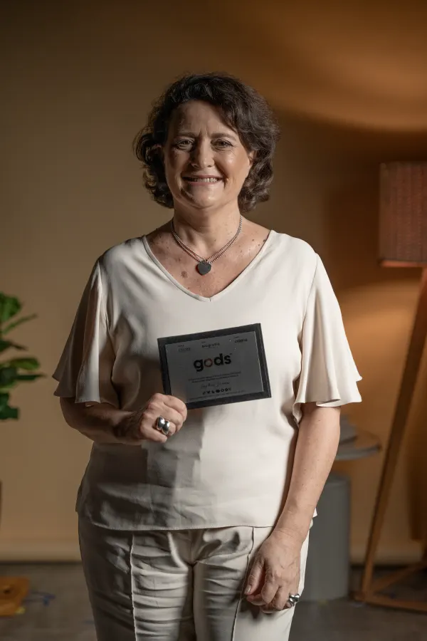 Sophie Deram segurando a placa GODS&reg;